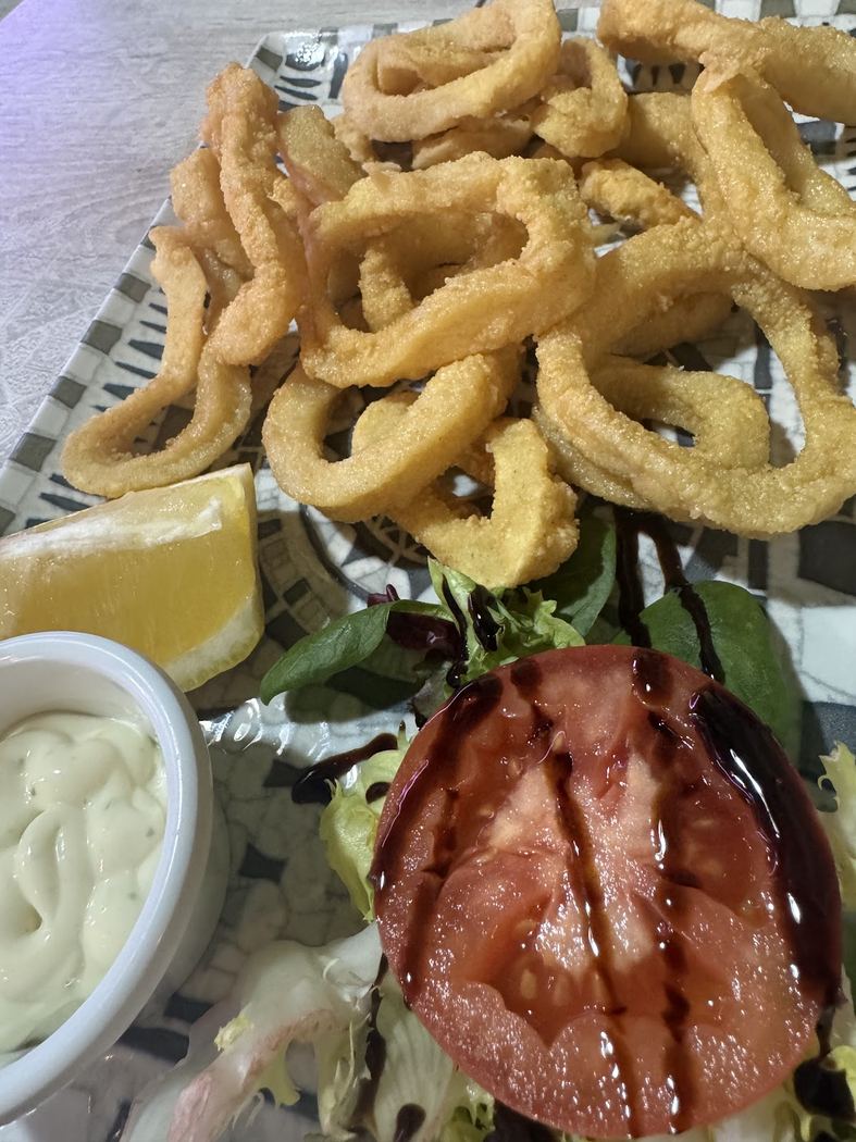 Entrecot a la parrilla con patatas y pimientos asados.